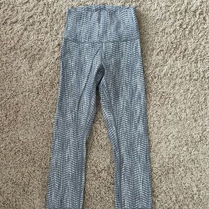 Lululemon crop leggings patterned, size 2